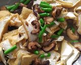 Foto langkah ke 4 dari resep Tahu Coklat Tumis Jamur Hioko Kering.