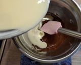 Foto langkah ke 6 dari resep Triple Chocolate Mousse Cake.