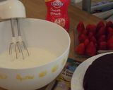 Foto del paso 5 de la receta Pastel de cacao con fresas y chocolate con avellanas