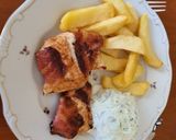 Baconbe tekert csirkemell, sült krumplival és tzatzikival recept fázis 3 fotója