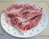 Foto del paso 2 de la receta Cuello de cordero, cebolla y tomate al tomillo