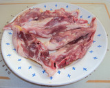 Foto del paso 2 de la receta: Cuello de cordero, cebolla y tomate al tomillo