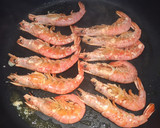 Foto del paso 3 de la receta: Pies de cerdo con langostinos