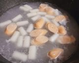 Hình bước làm 1 của món Mì tobokki phomai xúc xích heo