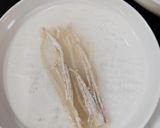 Gambar langkah 3 resipi Cendawan Enoki Goreng Rangup.