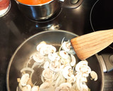 Foto del paso 2 de la receta: Bacalao con cebolla, champis y salsa de tomate y pimientos de piquillo
