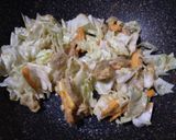 Foto langkah ke 4 dari resep Kwetiau Goreng Ebi (Bekal Sekolah).