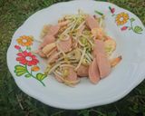 Foto langkah ke 5 dari resep Tumis Tauge Sosis Udang.