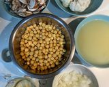 Foto del paso 1 de la receta: Guiso de garbanzos, setas y coliflor ✨