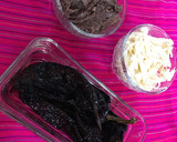 Foto del paso 3 de la receta: Chile ancho relleno de queso de hebra y frijol