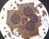 A picture of step 4 of Oreo slice brownie😋اوریو سلاٸس براٶنی 💝.