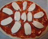 Foto del paso 2 de la receta Pizza con salmón ahumado y gambas