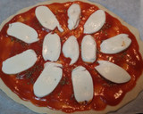 Foto del paso 2 de la receta: Pizza con salmón ahumado y gambas