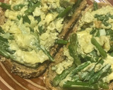 Foto del paso 6 de la receta: Tostadas con revuelto de espárragos, cebolla tierna y ajo