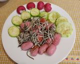 Foto del paso 13 de la receta: Salchichas minis con gulas al ajillo y calabacín al horno