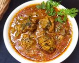 A picture of step 8 of Palak muthiya in lauki curry.