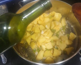 Foto del paso 2 de la receta: Marmitako de atún con gambones