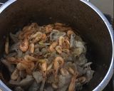 Hình bước làm 3 của món Thịt rang tôm bé