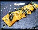 Foto del passaggio 6 della ricetta Ravioli di semola alla paprika, ripieni di cosciotto di maiale al pimenton