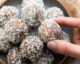 A picture of step 3 of Healthy Dates and Nut Balls.