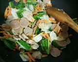 Foto langkah ke 4 dari resep Bihun Goreng Bakso Sayur.