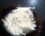 Foto langkah ke 3 dari resep Jamur Enoki Krispi.