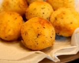 Foto del passaggio 2 della ricetta Polpette di patate gorgonzola e salmone affumicato