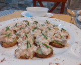 Foto del paso 3 de la receta: Tostas de aguacate y marisco