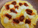 Tortilla abierta con quesos, sobrasada, cherrys y aguacate