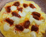 Foto del paso 3 de la receta: Tortilla abierta con quesos, sobrasada, cherrys y aguacate