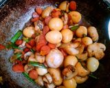 Foto langkah ke 4 dari resep Tumis Kancing Puyuh Sederhana ala rumahan.