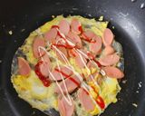 Hình bước làm 2 của món Bánh tráng nướng trứng xúc xích