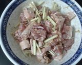 Hình bước làm 2 của món Đuôi heo kho xả ớt