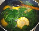 Foto langkah ke 4 dari resep Sayur Bening Bayam Jagung Manis.
