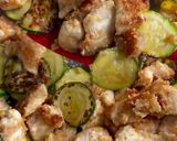 Foto del passaggio 2 della ricetta Bocconcini di pollo e zucchine