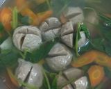 Foto langkah ke 4 dari resep Sop bakso bayam wortel.