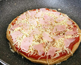 Foto del paso 3 de la receta: Pizza integral de jamón y queso a la sartén