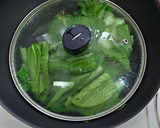 減脂便當(青椒菇菇、小黃瓜玉米、雞肉、燙炒青菜)的食譜步驟4照片