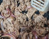 Foto langkah ke 5 dari resep Daging Sapi Tumis Bombay.