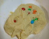 Foto del paso 2 de la receta: Galletitas con chips y confites