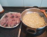 Foto del paso 1 de la receta: Bonito en salsa de cebolla con guisantes