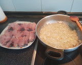 Foto del paso 1 de la receta: Bonito en salsa de cebolla con guisantes