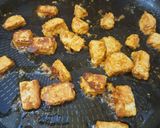 A picture of step 3 of Paneer Tikka Cheese Burst Pizza, without oven.