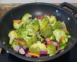 Foto del paso 2 de la receta: Brócoli y langostinos en soja