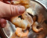 Foto del paso 1 de la receta: Timbal de salmón y camarones con salsa de camarones
