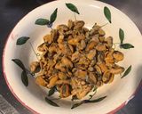 Une image de l'étape 1 de Moules aux tomates, champignons et persil.