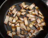 รูปขั้นตอนการทำที่ 1 ของ คะน้าผัดหมูกรอบพริกแห้ง รีดน้ำมันจนหมูแห้งกรอบ หอมกลิ่นพริกแห้ง
