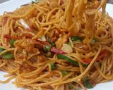 A picture of step 4 of Stir fry chicken noddles.