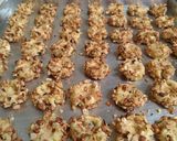 Foto langkah ke 5 dari resep Crunchy Peanut Thumbprint Cookies.