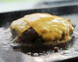 Foto langkah ke 5 dari resep Cheese Burger.